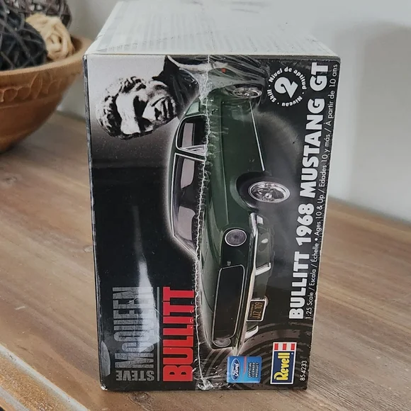 Revell Bullitt 1968 Ford Mustang GT 1:25 Scale Model Kit - Steve McQueen - Picture 5 of 15